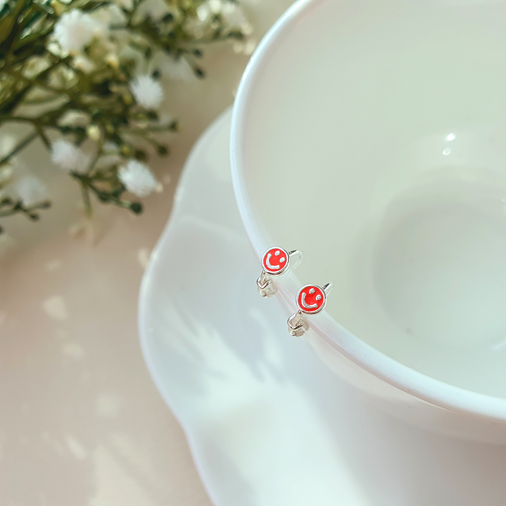 실버925 미니 컬러 스마일 귀걸이 레드 컬러의 실제 촬영 예시